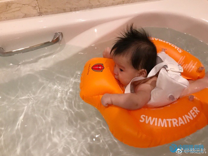 孫茜兒子游泳