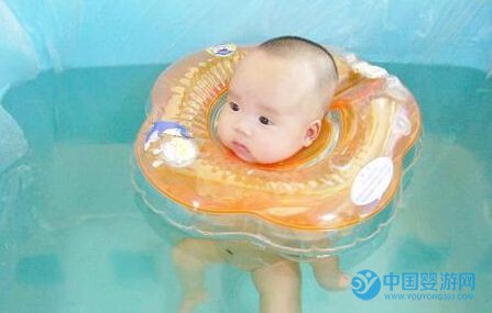 月子里的嬰兒游泳