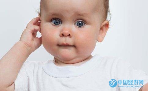 寶寶揪耳朵原因