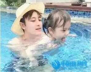 賈乃亮&女兒甜心參加游泳