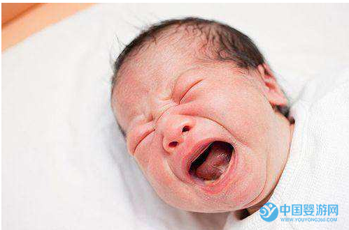 嬰兒游泳高興洗澡哭鬧是怎么回事2