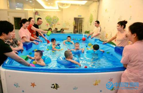 經(jīng)濟但不實用，寶寶在家游泳與在嬰兒游泳館游泳差距可不小2