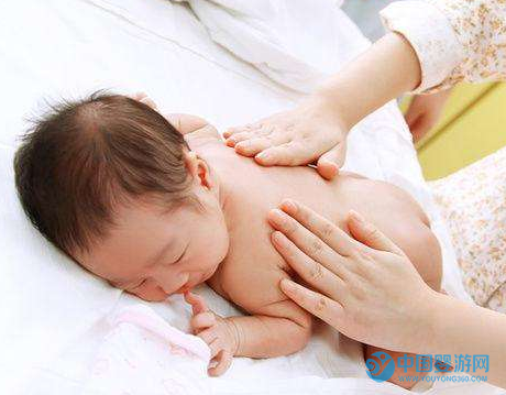 嬰兒撫觸好處多，正確做法做錯(cuò)不得3