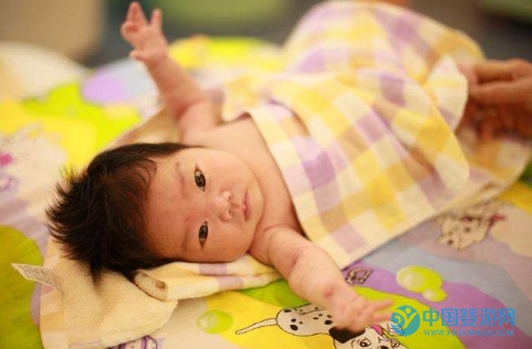 滿月的寶寶可以游泳嗎？新生兒可以游泳嗎？新生兒游泳的好處？新生兒游泳要注意什么？5