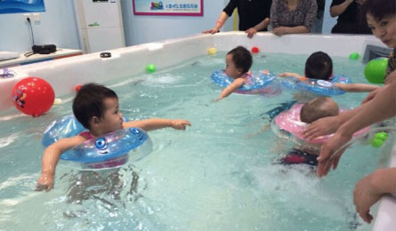 對于嬰兒游泳來說自己動手未必其樂無窮