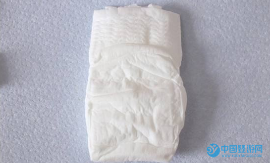 寶寶使用使用紙尿褲注意事項，這五點不可忽視 寶寶使用紙尿褲紅屁屁 拉拉褲怎么使用 紙尿褲使用方法2