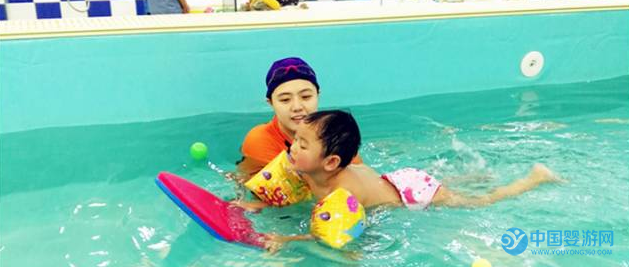 寶寶游泳和在家洗澡的區別 為什么這么多家長讓寶寶到嬰兒游泳館，寶寶在家游泳和在嬰兒游泳館的區別可不小 寶寶游泳為什么一定要選擇嬰兒游泳館1