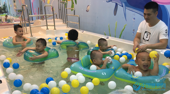 我們不應該剝奪腦癱兒游泳的權利 腦癱兒可以游泳嗎？嬰幼兒游泳的好處 寶寶游泳都有哪些好處2