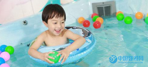 揭秘嬰兒游泳的好處，寶寶的變化讓家長喜笑顏開 堅持嬰兒游泳的好處 嬰兒游泳有什么好處 為什么讓寶寶游泳 堅持嬰兒游泳寶寶變化2