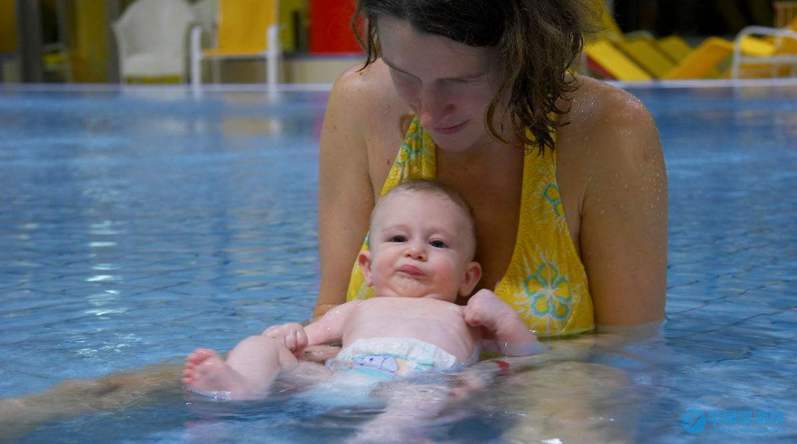 說沒時間到帶寶寶游泳的，看這些家長是怎么做的 堅持嬰兒游泳的好處 為什么要帶寶寶游泳 寶寶游泳的好處2