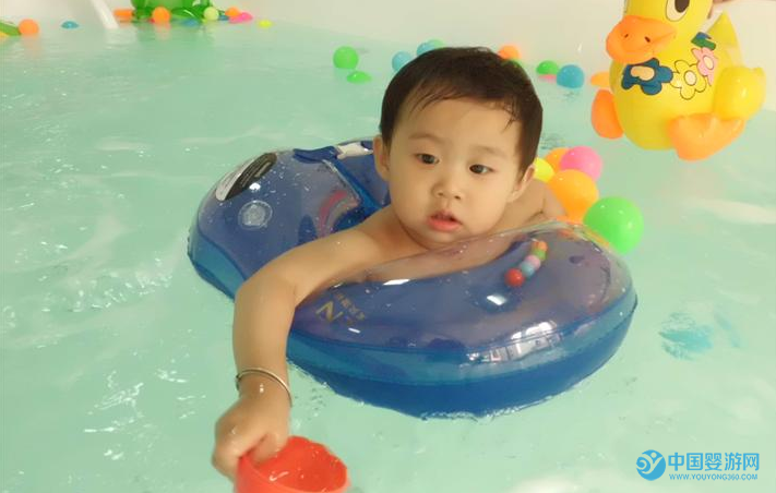 只有自己真正了解嬰兒游泳的好處，才會得到更多顧客的認可 自己不理解嬰兒游泳的實際意義，想得到顧客的認可只能成為空談！ 嬰兒游泳館吸引顧客 嬰兒游泳館提高客流量2