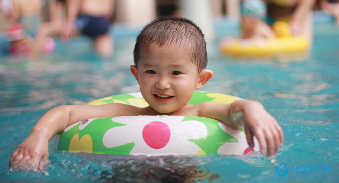 嬰兒游泳就是浪費錢？來看家長怎么說！嬰兒游泳的八大好處讓造謠者啞口無言！寶寶游泳與不游泳區別 游泳和不游泳八大區別 堅持嬰兒游泳八大好處4