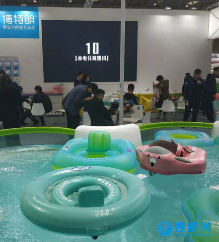 蔓葆免充氣嬰兒游泳圈和博特朗合影