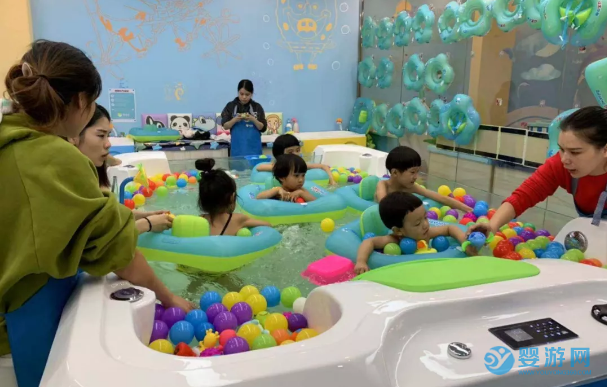 秋天游泳的寶寶好處多多