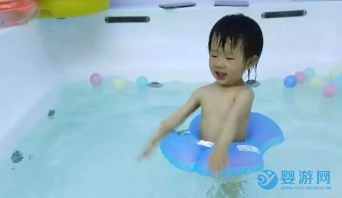 寶寶夜間睡不好？嬰兒游泳很有幫助！ 嬰兒游泳提高睡眠質(zhì)量 嬰兒游泳的好處有哪些 如何提高寶寶睡眠質(zhì)量1