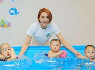分析：嬰兒游泳和親子游泳之間，究竟有哪些不一樣的地方？ 堅(jiān)持嬰兒游泳的好處 嬰兒游泳和親子游泳 親子游泳有哪些好處 (4)