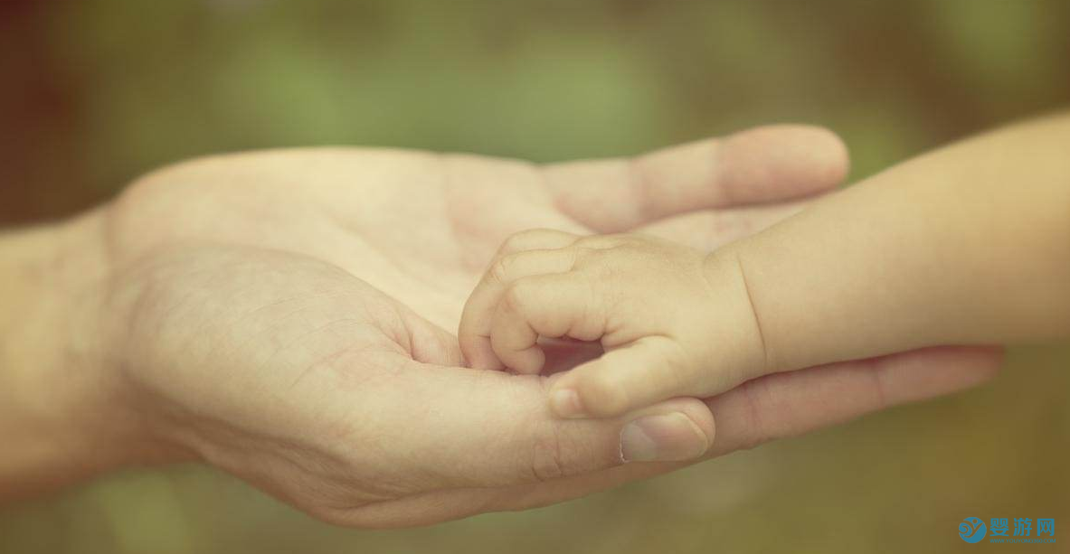 遇到喜歡哭的寶寶，爸爸應該怎么做？ 爸爸怎么哄哭鬧的寶寶 爸爸哄寶寶的技巧 寶爸怎么帶娃更輕松 寶寶哭鬧的六大原因5