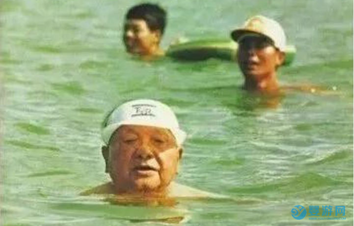 鄧小平在北戴河游泳